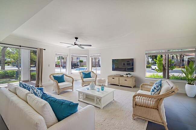 property at 815 Boynton Beach Blvd