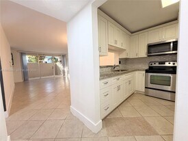 10835 SW 112th Ave in Miami, FL - Building Photo