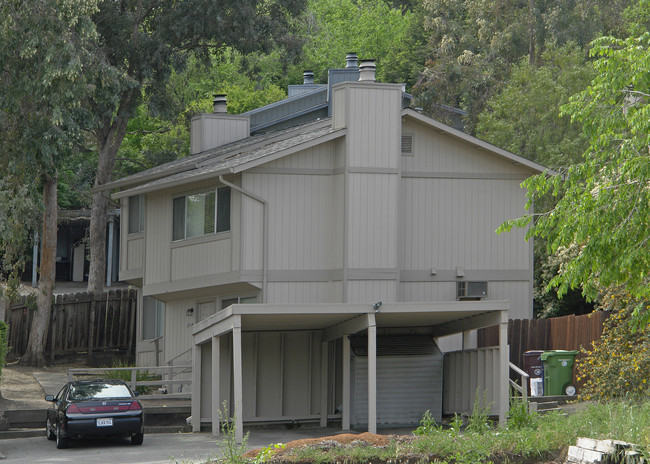 2113 Overlook Dr in Walnut Creek, CA - Foto de edificio - Building Photo