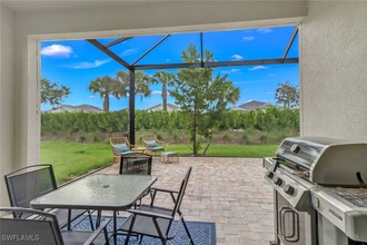 9032 St Lucia Dr in Naples, FL - Foto de edificio - Building Photo