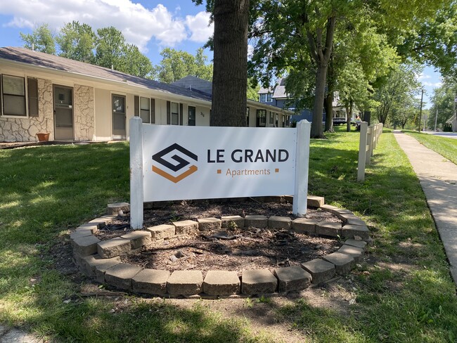 Le Grand Apartments Senior Living 55+ in Lee's Summit, MO - Building Photo - Building Photo