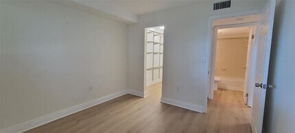 350 Palm Cir W, Unit 104 in Pembroke Pines, FL - Foto de edificio - Building Photo