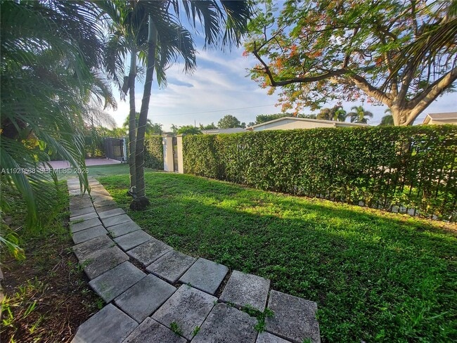 8105 SW 17th Terrace in Miami, FL - Building Photo - Building Photo