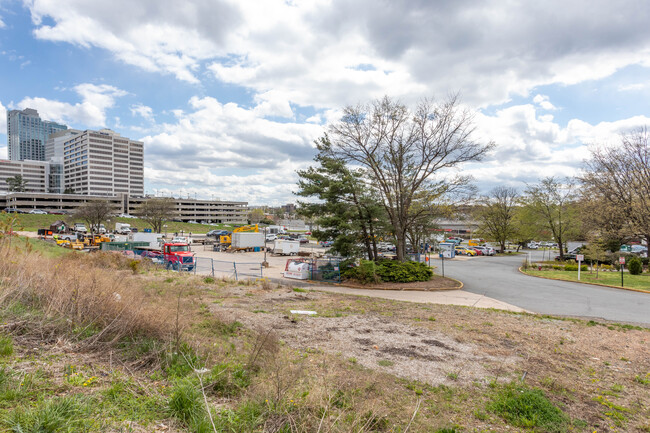 Westpark Plaza Apartments in Vienna, VA - Foto de edificio - Building Photo