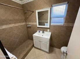1621 E Ave Q6 in Palmdale, CA - Building Photo
