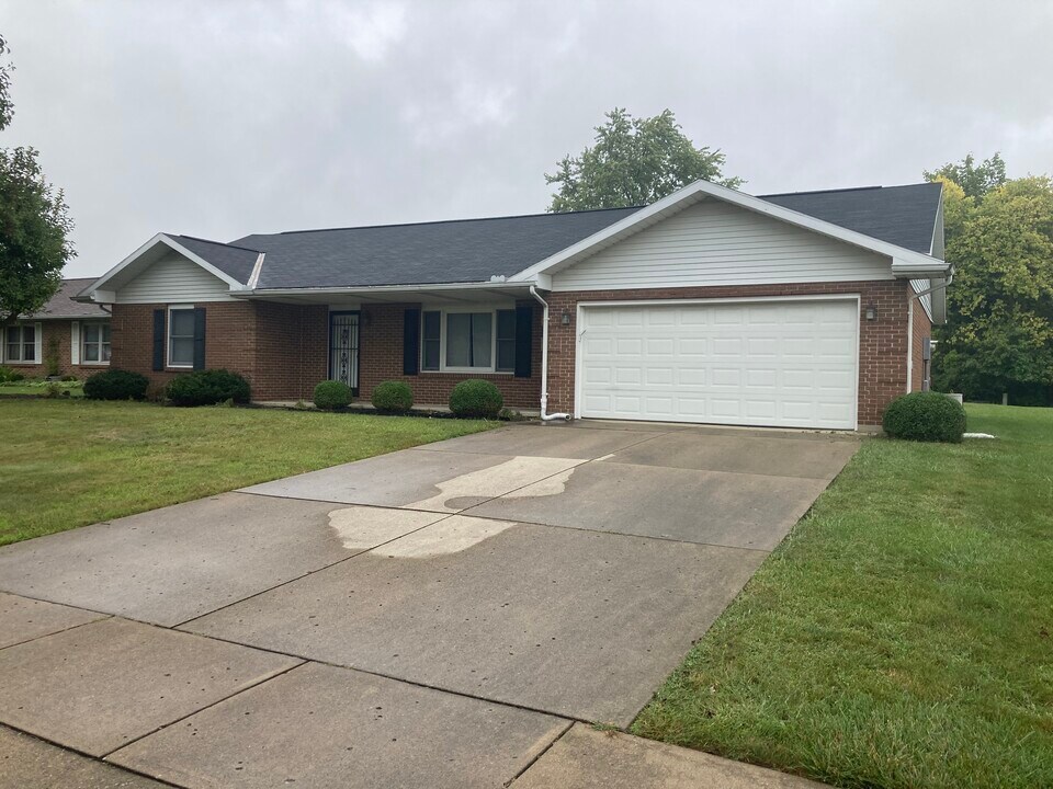 380 Ironwood Dr in Sidney, OH - Building Photo
