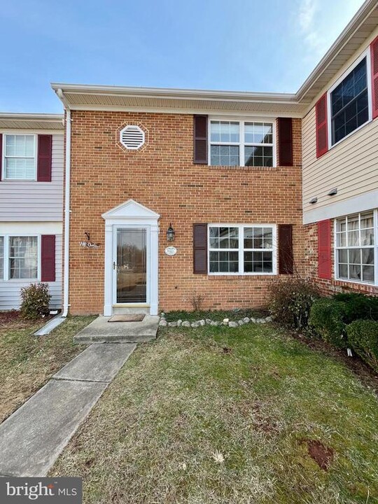 8421 McKenzie Cir in Manassas, VA - Building Photo