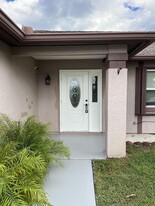 1561 SE Appamattox Terrace in Port St. Lucie, FL - Foto de edificio - Building Photo