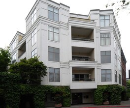 RiverPlace Condominiums in Portland, OR - Foto de edificio - Primary Photo