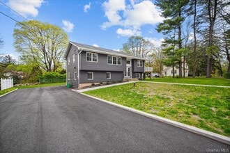10 Sandhage Dr in Pearl River, NY - Building Photo - Building Photo