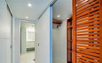 555 NE 15th St, Unit 17F in Miami, FL - Foto de edificio - Building Photo