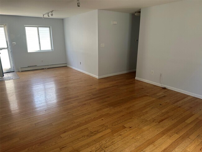 664 E Walnut St in Long Beach, NY - Building Photo - Building Photo