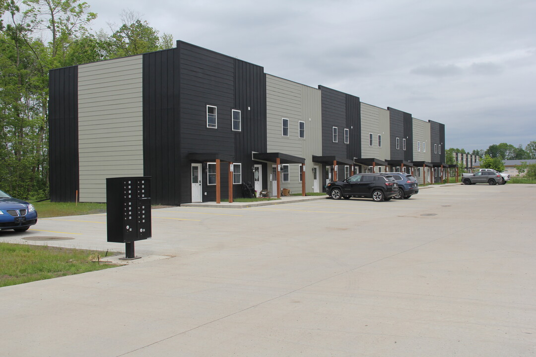 Island Glen Apartments in Cumberland, WI - Building Photo