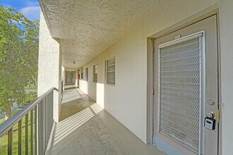 9470 Poinciana Pl in Davie, FL - Building Photo - Building Photo