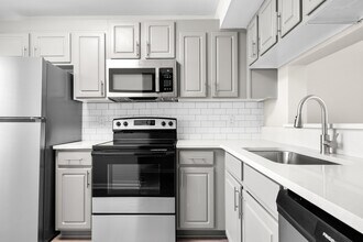 Doria Apartments in Virginia Beach, VA - Building Photo - Building Photo