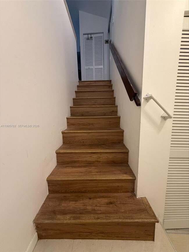 221 W Park Dr in Miami, FL - Building Photo - Building Photo