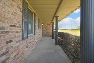 1454 W Wintergreen Rd in Lancaster, TX - Foto de edificio - Building Photo