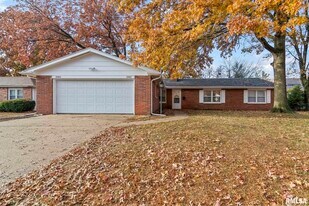 2403 Lynnhaven Dr in Springfield, IL - Building Photo