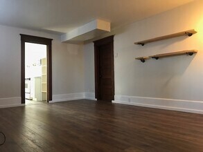 1303 44th Ave SW, Unit B in Seattle, WA - Building Photo - Building Photo