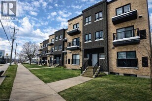 600 Victoria St S in Kitchener, ON - Building Photo