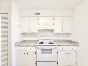 7517 Pitch Pine Cir in Tampa, FL - Building Photo - Building Photo