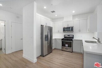 1832 S Barrington Ave in Los Angeles, CA - Building Photo - Building Photo