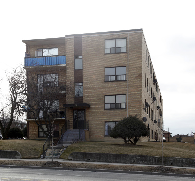 Willow Apartments in Toronto, ON - Building Photo