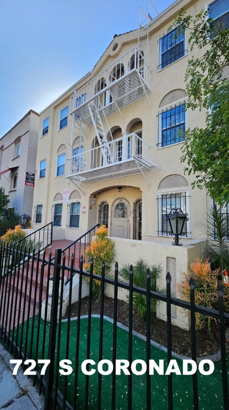 727 S Coronado St in Los Angeles, CA - Building Photo - Building Photo