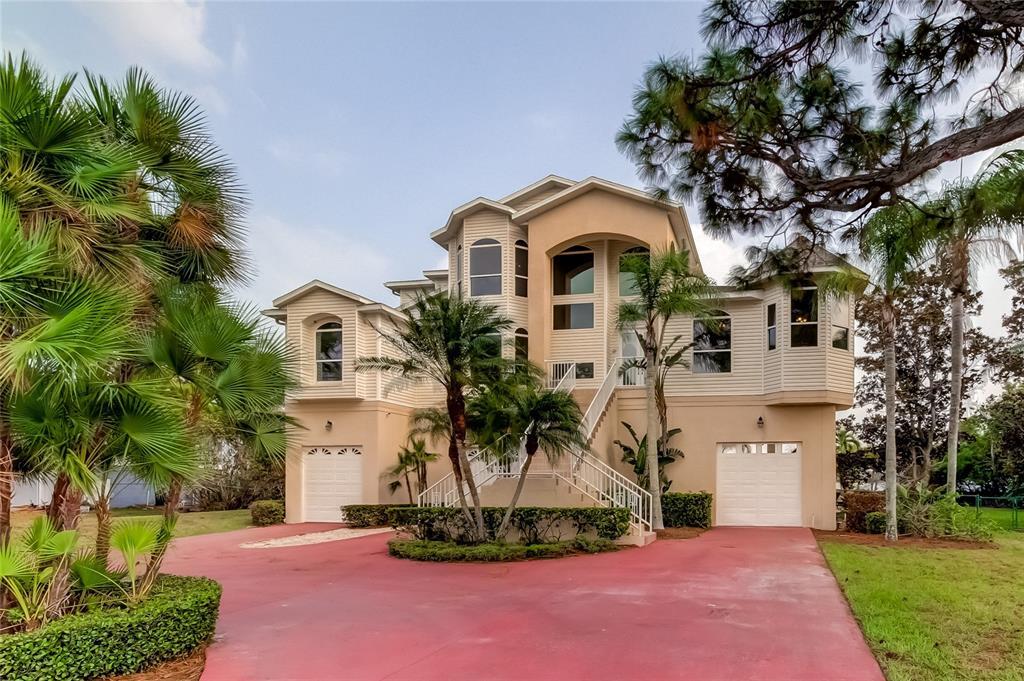 1661 Seabreeze Dr in Tarpon Springs, FL - Foto de edificio