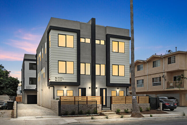 4536 W 18th St in Los Angeles, CA - Foto de edificio - Building Photo