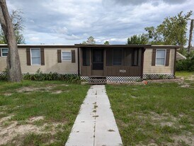 9926 Lake Dr in Spring Hill, FL - Building Photo