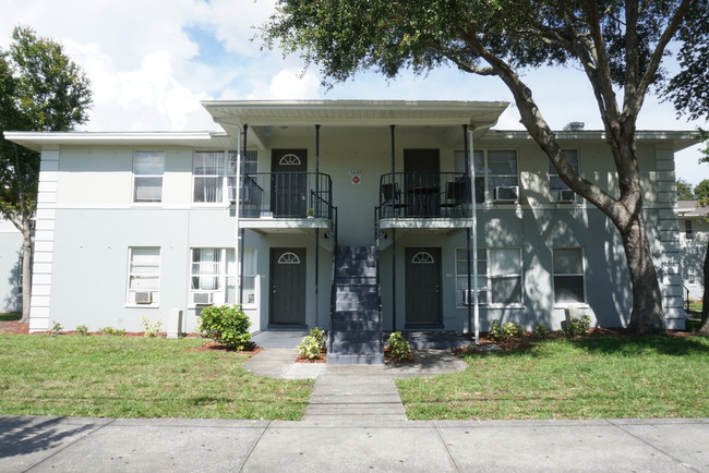 Woodlawn Oaks in St. Petersburg, FL - Building Photo - Building Photo