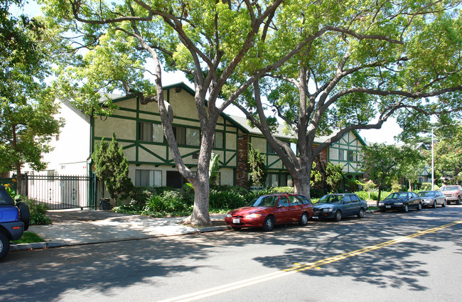 636 W Wilson Ave in Glendale, CA - Foto de edificio - Building Photo