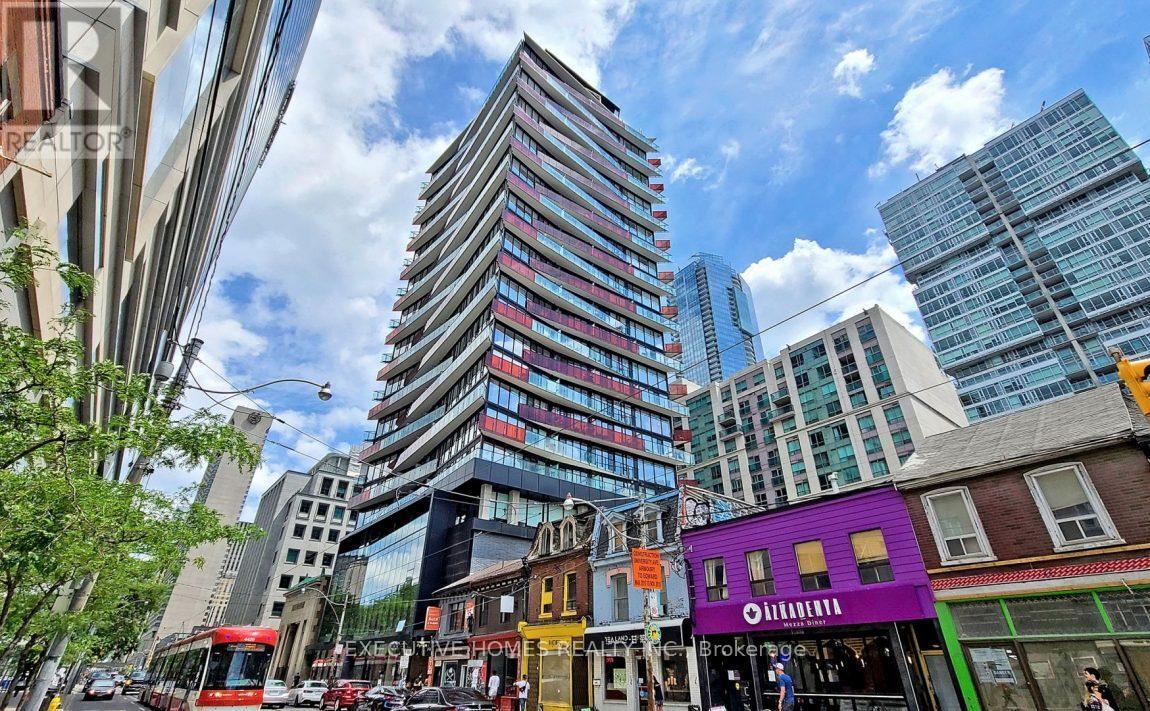 215 Queen St W in Toronto, ON - Building Photo