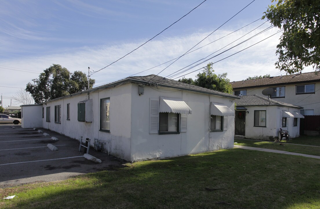 5742-5752 Fullerton Ave in Buena Park, CA - Foto de edificio