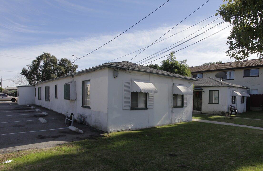 5742-5752 Fullerton Ave in Buena Park, CA - Building Photo