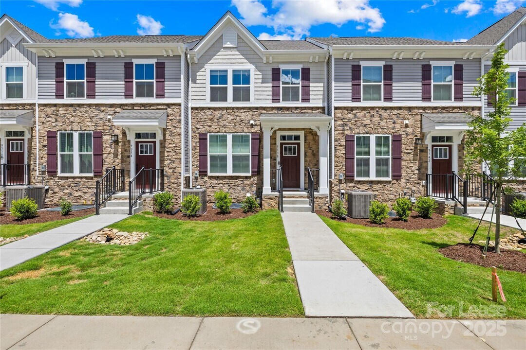 9338 Mallard Mls Dr in Charlotte, NC - Building Photo