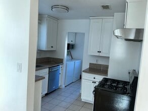 10713 Esther Ave in Los Angeles, CA - Foto de edificio - Building Photo