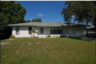 525 Altoona St NW in Port Charlotte, FL - Building Photo