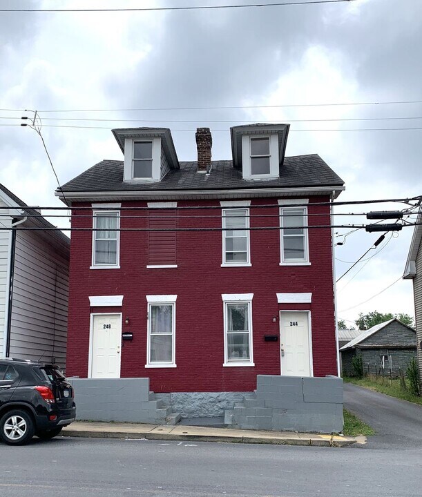 244 E McKinley St in Chambersburg, PA - Building Photo