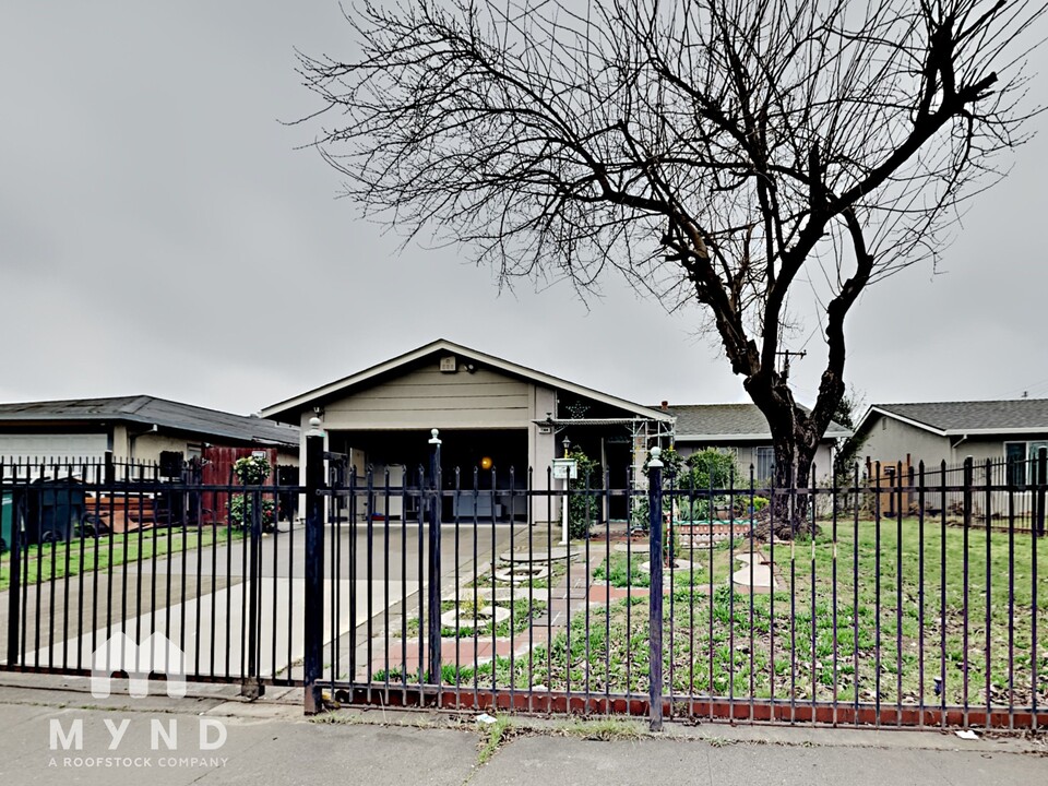 7304 Lawnwood Dr in Sacramento, CA - Building Photo