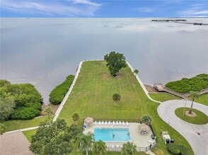 425 Windrush Bay Dr in Tarpon Springs, FL - Building Photo - Building Photo