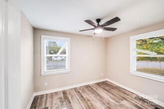 2301 Shamrock Dr in Charlotte, NC - Building Photo - Building Photo