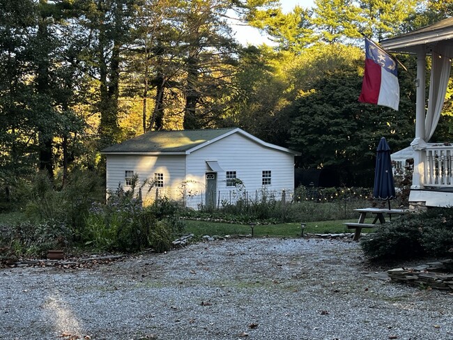 2810 Greenville Hwy in Flat Rock, NC - Foto de edificio - Building Photo