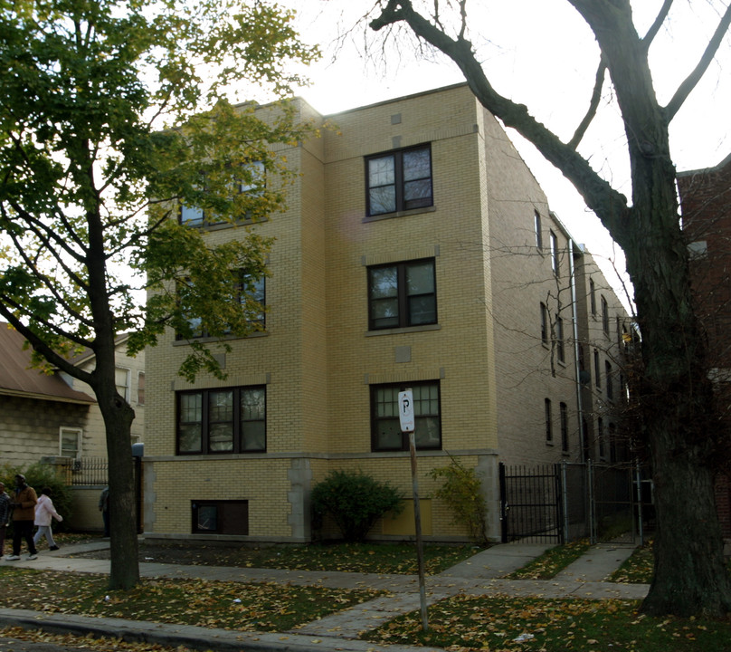 4951 W Walton St in Chicago, IL - Building Photo