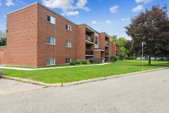 Blackacres Blvd Apartments in London, ON - Building Photo - Building Photo