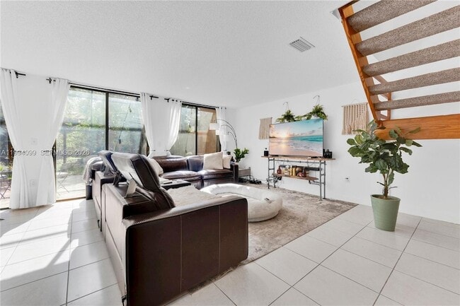 10003 Costa Del Sol Blvd in Doral, FL - Foto de edificio - Building Photo