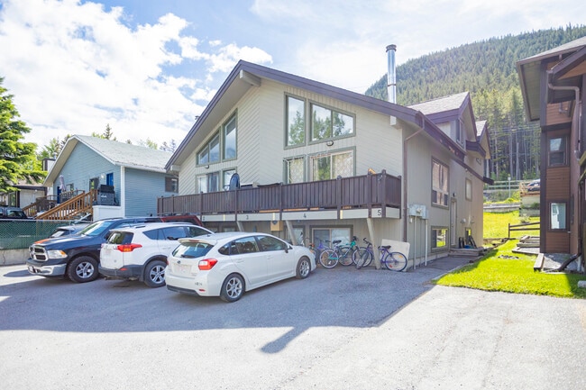 428B Muskrat St in Banff, AB - Building Photo - Building Photo
