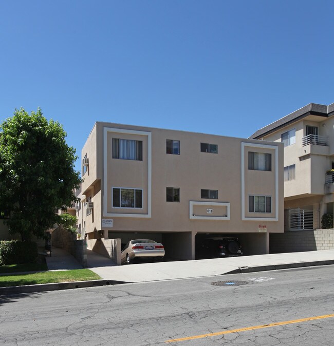 611 E Verdugo Ave in Burbank, CA - Foto de edificio - Building Photo