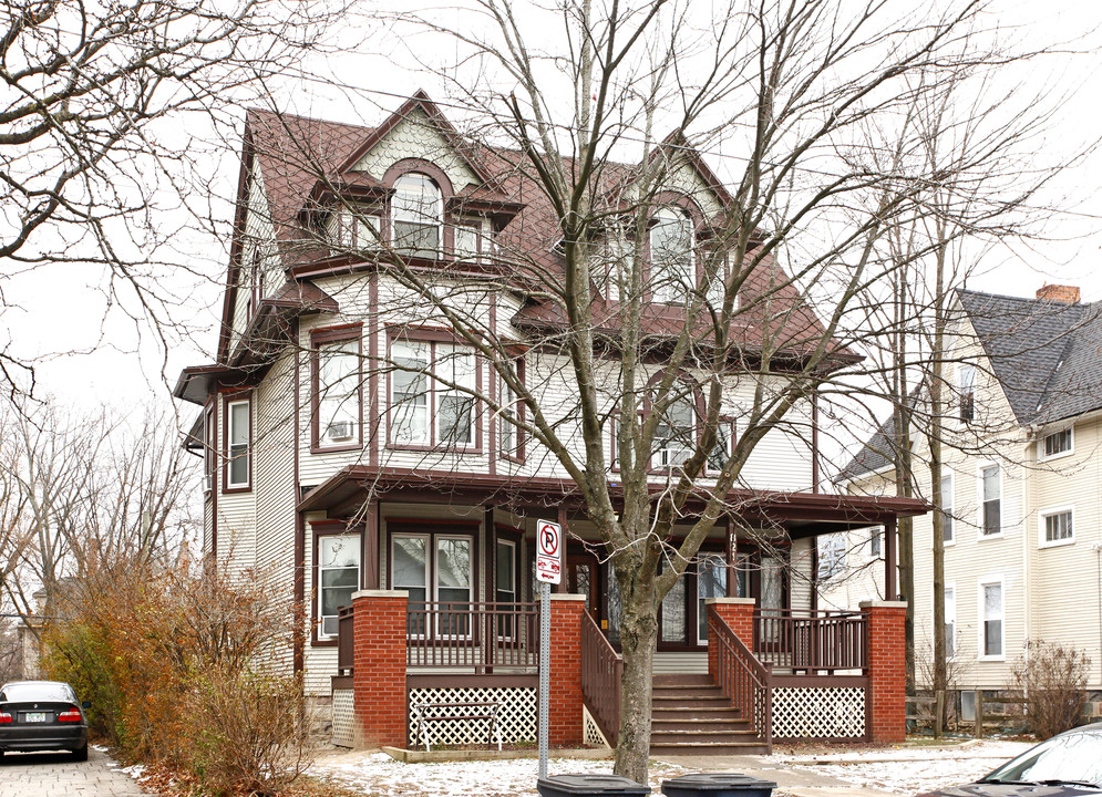 821 E University Ave in Ann Arbor, MI - Foto de edificio